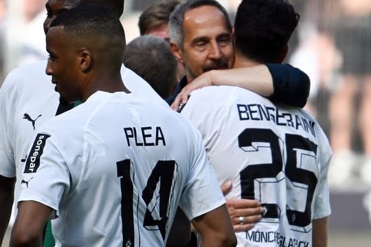 Trainer Adi Hütter bedankt sich bei den Gladbacher Spielern.