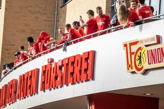 Die Mannschaft des 1. FC Union Berlin präsentiert sich den Fans auf dem Balkon an der Alten Försterei.