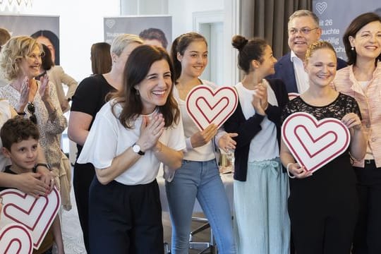 Nationalrätin Flavia Wasserfallen (M) und weitere Mitglieder des Ja-Komitees zur Änderung des Transplantationsgesetzes jubeln bei der ersten Hochrechnung der Volksabstimmung.