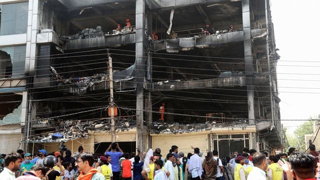 Abgebrannt - das Geschäftshaus in Neu Delhi, in dem 27 Menschen den Tod fanden. Abgebrannt - das Geschäftshaus in Neu Delhi, in dem 27 Menschen den Tod fanden.