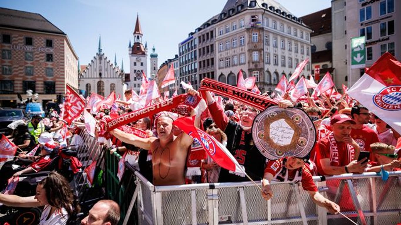 Die Fans des FC Bayern München feierten auf dem Marienplatz vor dem Rathaus den Gewinn der deutschen Fußball-Meisterschaft.