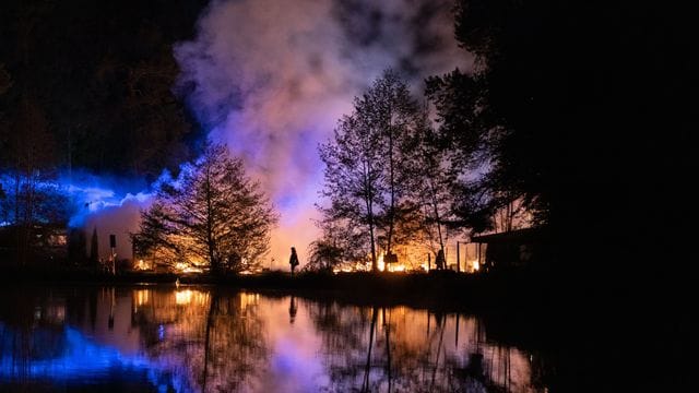 Bei einem Brand auf einem Campingplatz sind sieben Menschen verletzt worden. Bei einem Brand auf einem Campingplatz sind sieben Menschen verletzt worden.