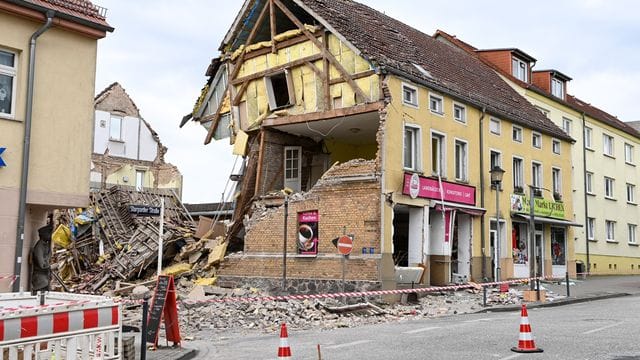 In einer Bäckerei im Stadtzentrum von Lychen hat es eine heftige Explosion gegeben, dabei wurde eine Frau schwer verletzt.