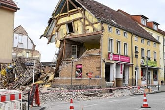 In einer Bäckerei im Stadtzentrum von Lychen hat es eine heftige Explosion gegeben, dabei wurde eine Frau schwer verletzt.