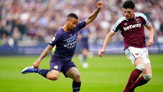 Gabriel Jesus (l) von Manchester City im Laufduell mit Declan Rice von West Ham United.