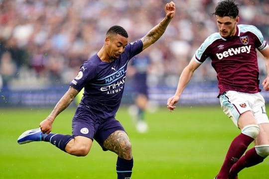 Gabriel Jesus (l) von Manchester City im Laufduell mit Declan Rice von West Ham United.