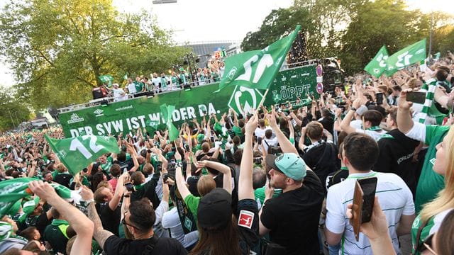 Das Team von Werder Bremen feierte auf einem Tieflader bei einem Autokorso mit den Fans den Aufstieg.