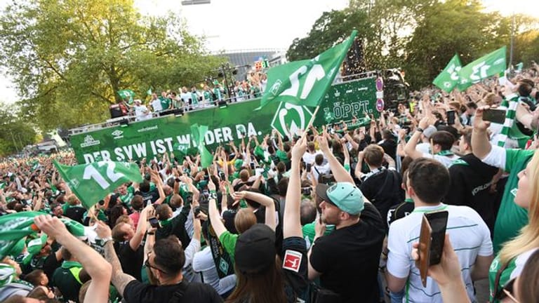 Das Team von Werder Bremen feierte auf einem Tieflader bei einem Autokorso mit den Fans den Aufstieg.