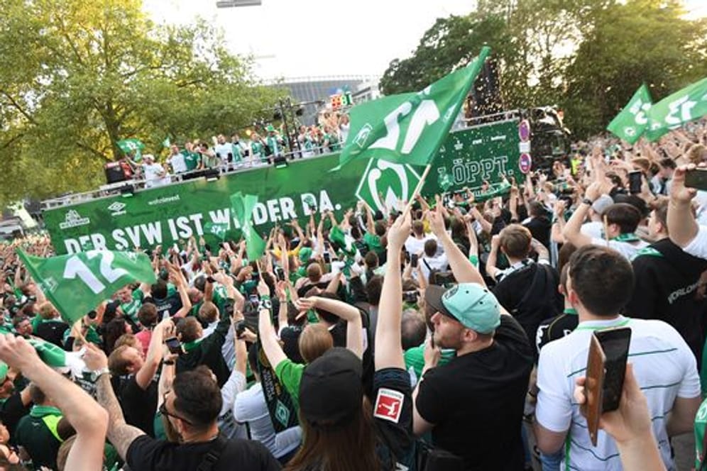 Das Team von Werder Bremen feierte auf einem Tieflader bei einem Autokorso mit den Fans den Aufstieg.