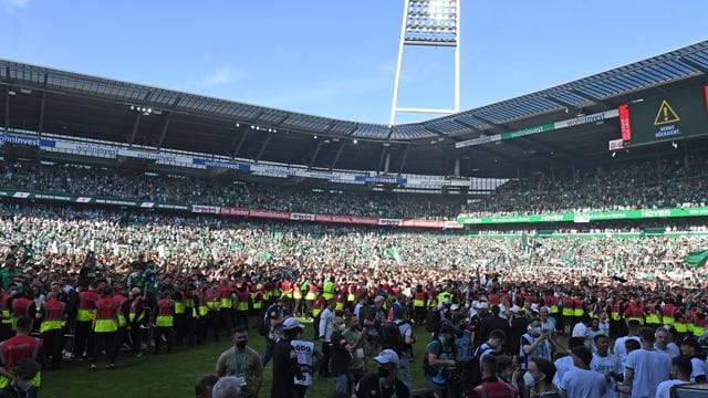 Nach dem Aufstieg von Werder Bremen gab es einen Platzsturm.