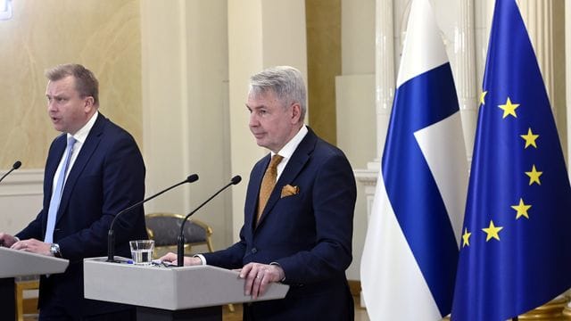 Antti Kaikkonen (l), Verteidigungsminister von Finnland, und Pekka Haavisto, Außenminister von Finnland, sprechen auf der Pressekonferenz zu den sicherheitspolitischen Entscheidungen Finnlands im Präsidentenpalast. Antti Kaikkonen (l), Verteidigungsminister von Finnland, und Pekka Haavisto, Außenminister von Finnland, sprechen auf der Pressekonferenz zu den sicherheitspolitischen Entscheidungen Finnlands im Präsidentenpalast.