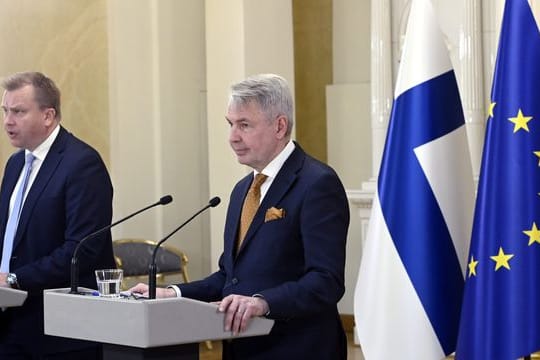 Antti Kaikkonen (l), Verteidigungsminister von Finnland, und Pekka Haavisto, Außenminister von Finnland, sprechen auf der Pressekonferenz zu den sicherheitspolitischen Entscheidungen Finnlands im Präsidentenpalast.