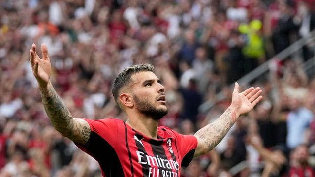 Theo Hernandez vom AC Mailand feiert seinen Treffer zum 2:0.