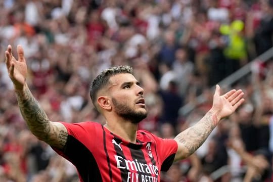 Theo Hernandez vom AC Mailand feiert seinen Treffer zum 2:0.
