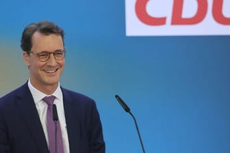 Der bisherige NRW-Ministerpräsident und CDU-Spitzenkandidat für die Landtagswahl in Nordrhein-Westfalen, Hendrik Wüst, steht bei der Wahlparty seiner Partei auf der Bühne.