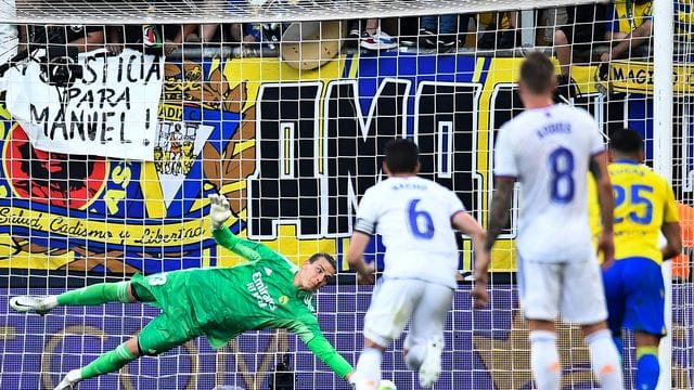 Real Madrids Torhüter Andriy Lunin bei einer Parade.