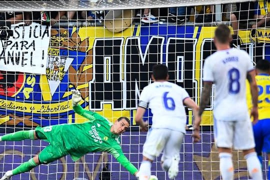 Real Madrids Torhüter Andriy Lunin bei einer Parade.