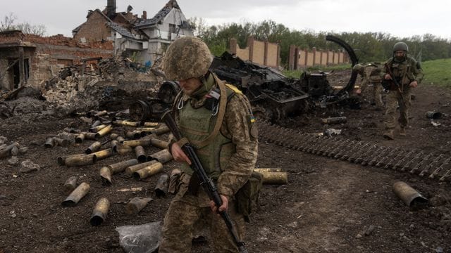 Ukrainische Soldaten patrouillieren in einem kürzlich zurückeroberten Dorf nördlich von Charkiw in der Ostukraine.