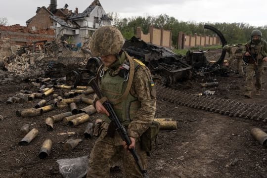 Ukrainische Soldaten patrouillieren in einem kürzlich zurückeroberten Dorf nördlich von Charkiw in der Ostukraine.