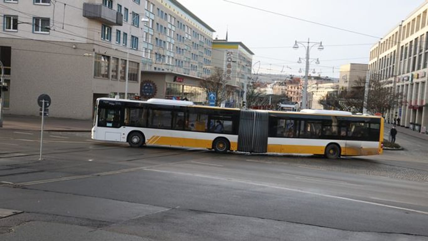 Ein Linienbus fährt durch die Innenstadt (Symbolbild): Mitte Juni ist ein Busfahrer in Bremen Opfer einer brutalen Prügelattacke geworden.