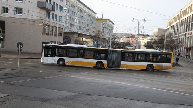 Ein Linienbus fährt durch die Innenstadt (Symbolbild): Mitte Juni ist ein Busfahrer in Bremen Opfer einer brutalen Prügelattacke geworden.