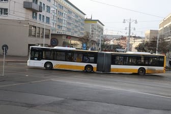 Ein Linienbus fährt durch die Innenstadt (Symbolbild): Mitte Juni ist ein Busfahrer in Bremen Opfer einer brutalen Prügelattacke geworden.