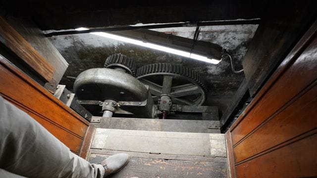 Den Recherchen eines Kunsthistorikers ist es zu verdanken, dass ein alter Paternoster in einem Hamburger Geschäftshaus wieder entdeckt wurde. Den Recherchen eines Kunsthistorikers ist es zu verdanken, dass ein alter Paternoster in einem Hamburger Geschäftshaus wieder entdeckt wurde.