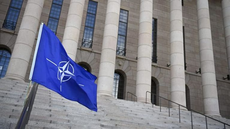 Das finnische Parlament hat den Weg für einen Nato-Mitgliedschaftsantrag freigemacht.
