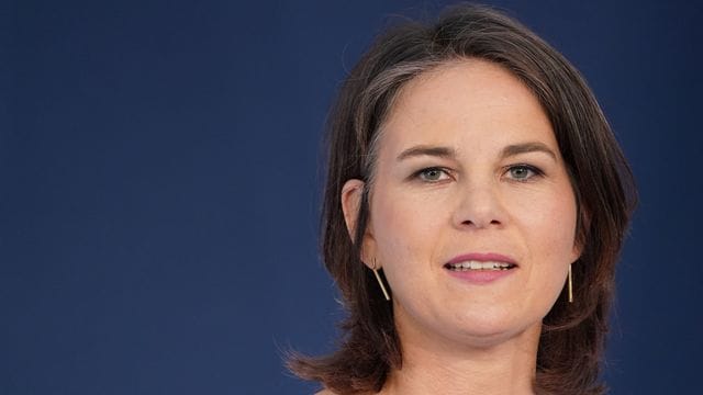 Außenministerin Annalena Baerbock rechnet in den kommenden Tagen mit einer Einigung der EU-Länder in Bezug auf ein Öl-Embargo gegen Russland.