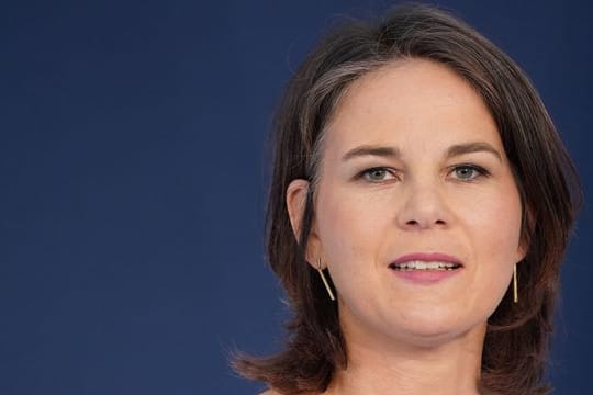 Außenministerin Annalena Baerbock rechnet in den kommenden Tagen mit einer Einigung der EU-Länder in Bezug auf ein Öl-Embargo gegen Russland.