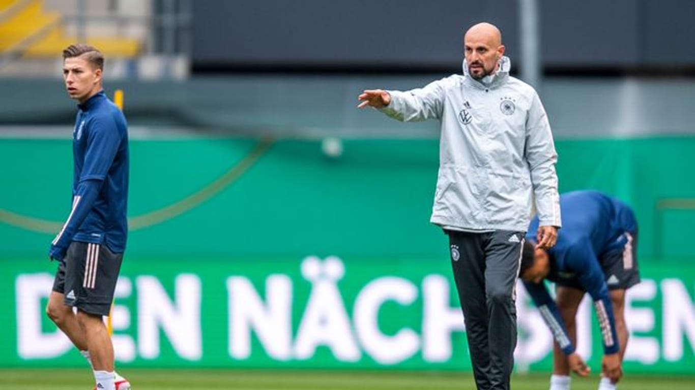 U21-Bundestrainer Antonio Di Salvo gibt im Training Anweisungen.