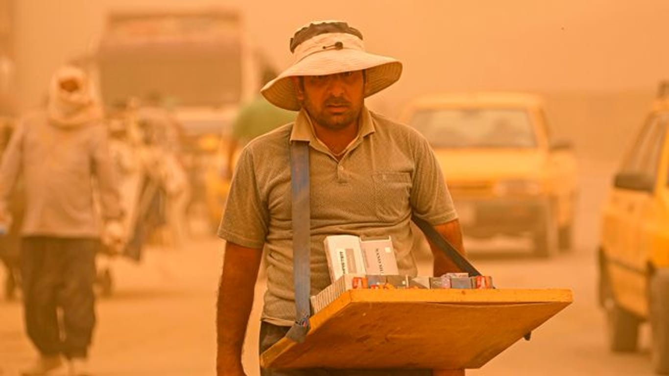 Straßenverkäufer während eines Sand- und Staubsturms in Bagdad.