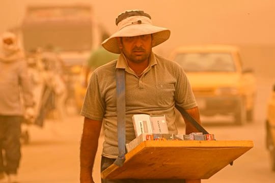 Straßenverkäufer während eines Sand- und Staubsturms in Bagdad.