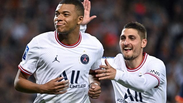 PSGs Kylian Mbappe (l) möchte bald bekanntgeben, bei welchem Verein er in Zukunft spielen will. PSGs Kylian Mbappe (l) möchte bald bekanntgeben, bei welchem Verein er in Zukunft spielen will.