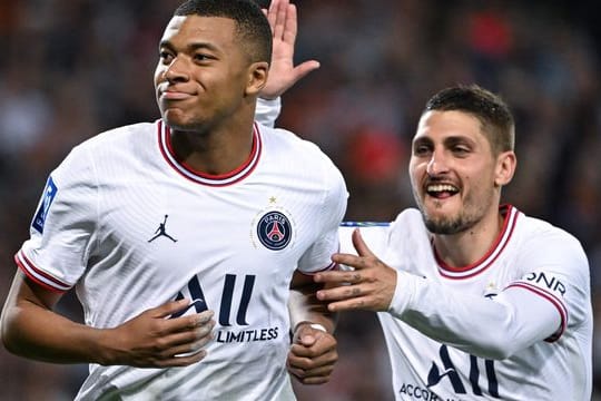 PSGs Kylian Mbappe (l) möchte bald bekanntgeben, bei welchem Verein er in Zukunft spielen will.