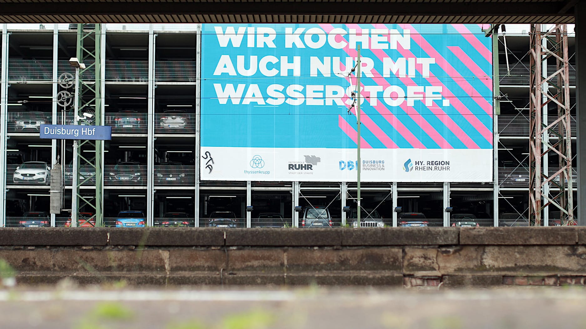 Großplakat am Duisburger Hauptbahnhof: Thyssenkrupp will künftig Wasser- statt Kohlenstoff einsetzen und so bis zu 20 Millionen Tonnen CO2 pro Jahr sparen.