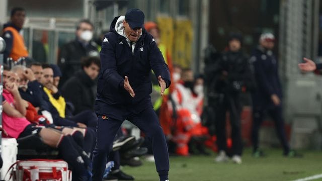 Alexander Blessin bleibt der Trainer des CFC Genua, obwohl der Club in die zweite italienische Liga abgestiegen ist. Alexander Blessin bleibt der Trainer des CFC Genua, obwohl der Club in die zweite italienische Liga abgestiegen ist.