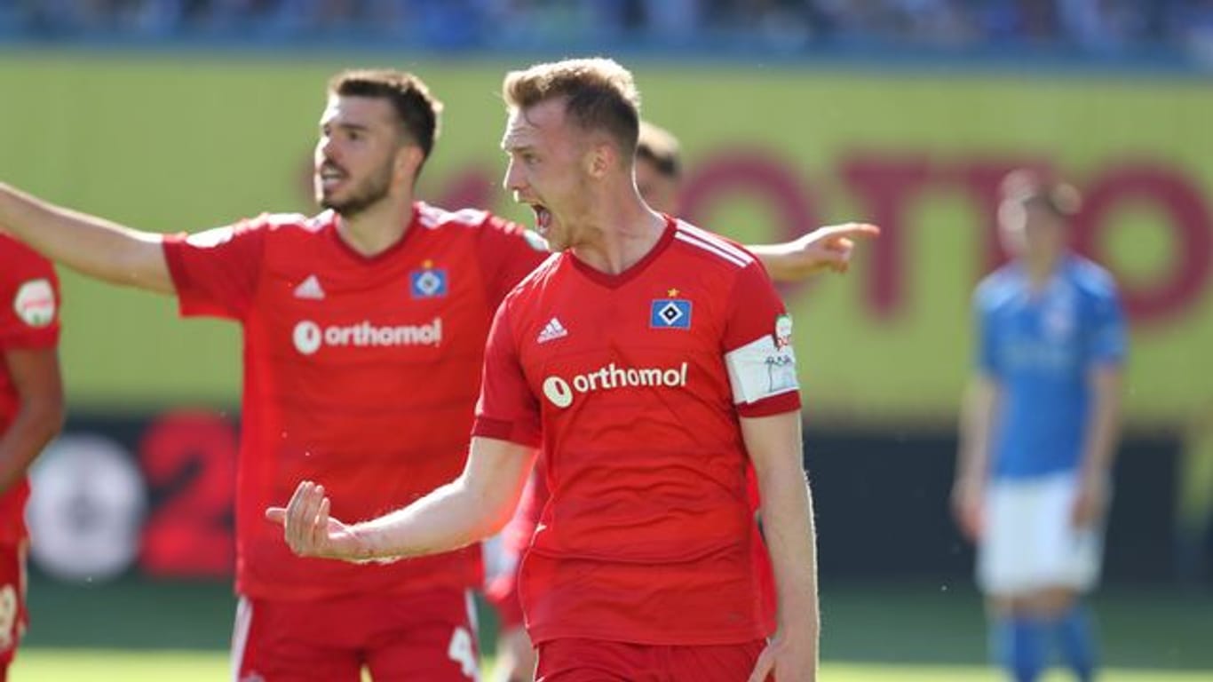 Der HSV-Kapitän Sebastian Schonlau (vorne) hat vor der Relegation gegen Hertha BSC Trainer Tim Walter gelobt.