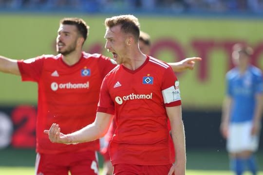 Der HSV-Kapitän Sebastian Schonlau (vorne) hat vor der Relegation gegen Hertha BSC Trainer Tim Walter gelobt.