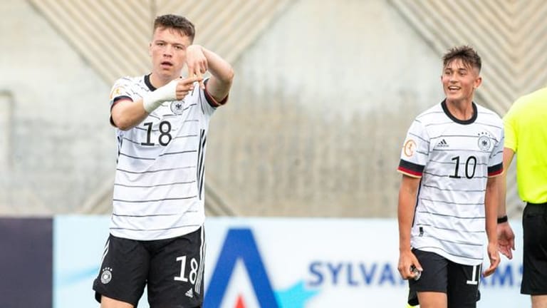Deutschlands U17-Fußballer Dzenan Pejcinovic (l) und Tom Bischof stehen beim ersten EM-Spiel gegen Italien auf dem Platz.