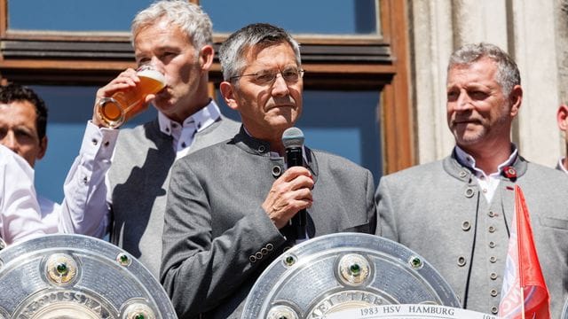 Bayern-Präsident Herbert Hainer (M), geht davon aus, dass Robert Lewandowski seinen Vertrag bis 2023 erfüllen wird.