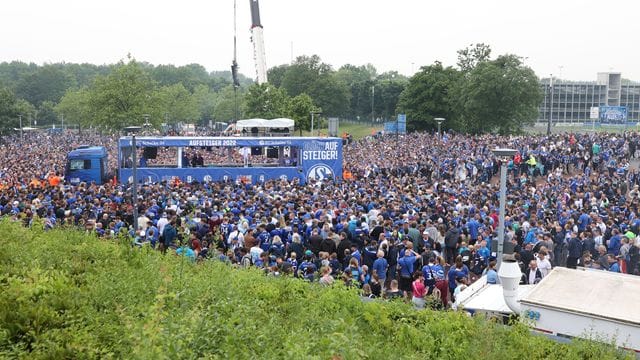 Fans des FC Schalke 04 empfangen die Mannschaft zur Aufstiegsfeier auf dem Rudi-Assauer-Platz.