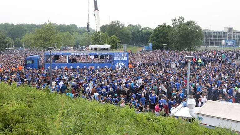 Fans des FC Schalke 04 empfangen die Mannschaft zur Aufstiegsfeier auf dem Rudi-Assauer-Platz.