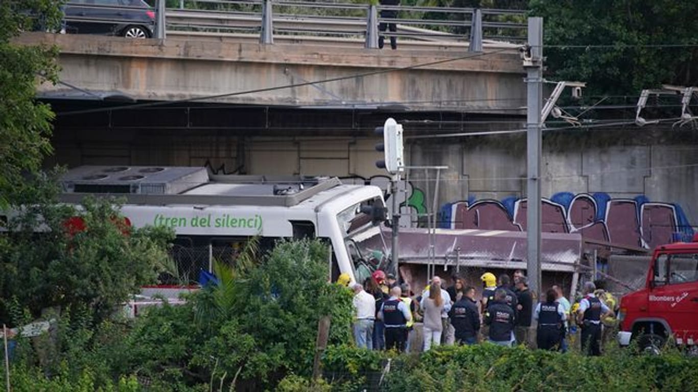 Bei dem Zusammenstoß eines Vorortzuges mit einem Güterzug bei Barcelona ist einer der beiden Lokomotivführer ums Leben gekommen.
