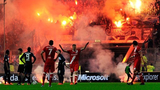 Unschöner Abstieg: Hertha-Fans zünden 2012 beim Relegations-Rückspiel in Düsseldorf Pyros.