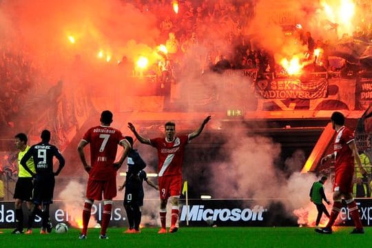 Unschöner Abstieg: Hertha-Fans zünden 2012 beim Relegations-Rückspiel in Düsseldorf Pyros.