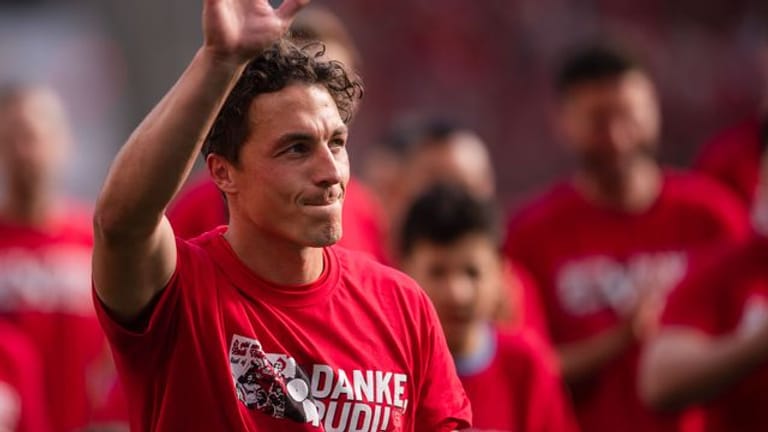 Leverkusens Julian Baumgartlinger will seine Karriere fortsetzen.