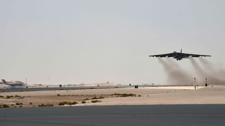 Ein Langstreckenbomber vom Typ Boeing B-52H brachte die amerikanische Hyperschallwaffe am vergangenen Samstag in die Luft und setzte sie aus.