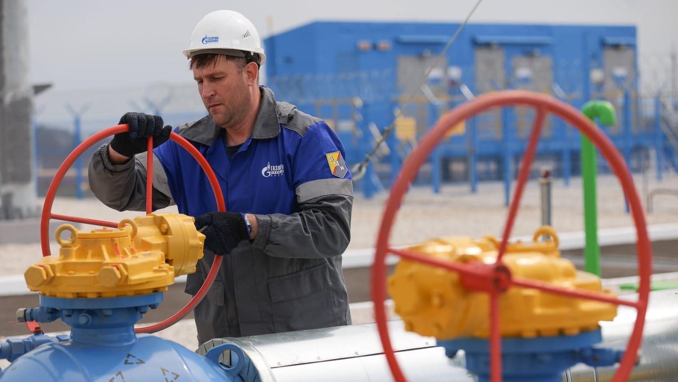 Ein Gazprom-Mitarbeiter in Russland (Symbolbild): Gefüllte Gasspeicher sollen Deutschland vor den Folgen eines russischen Lieferstopps schützen.