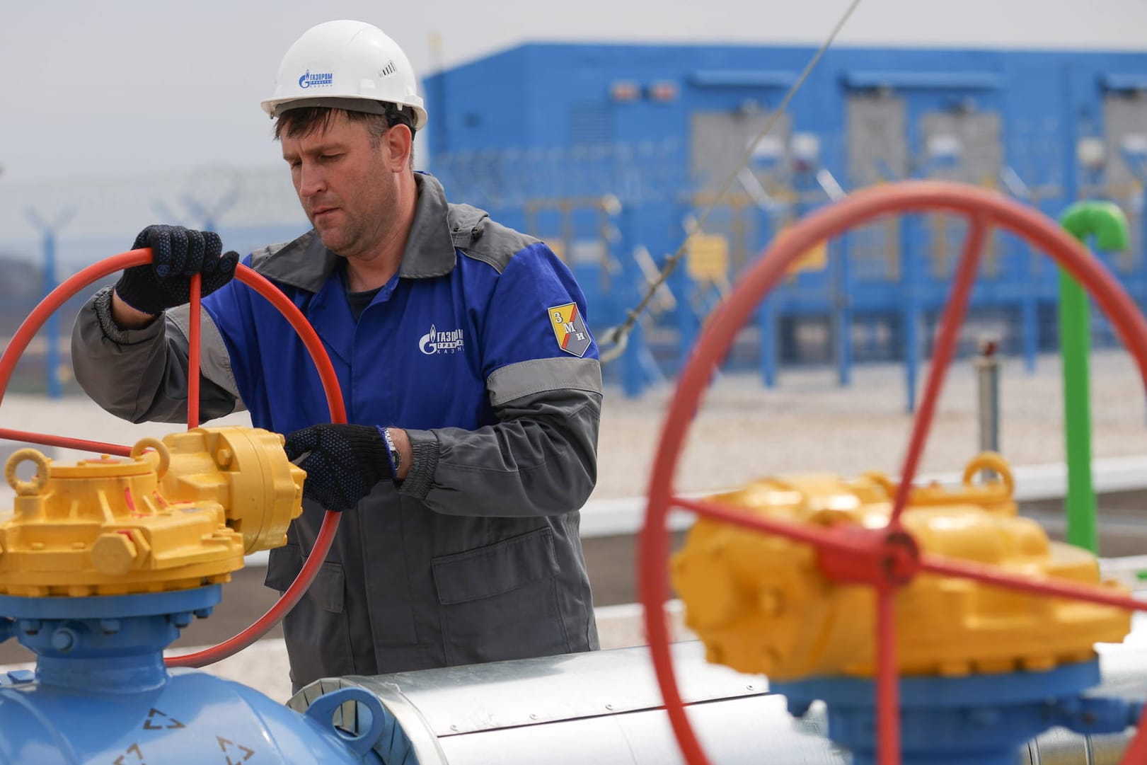 Ein Gazprom-Mitarbeiter in Russland (Symbolbild): Gefüllte Gasspeicher sollen Deutschland vor den Folgen eines russischen Lieferstopps schützen.
